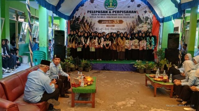 Pelepasan Siswa Kelas IX MTs Nurul Hikmah Haurgeulis: Khidmat dan Haru
