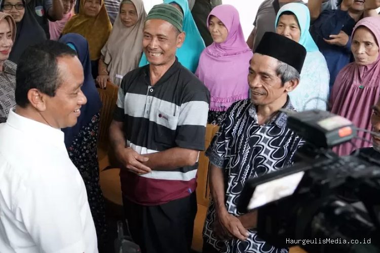 Menteri Energi dan Sumber Daya Mineral (ESDM), Bahlil Lahadalia (kiri) saat berbincang dengan penerima manfaat Program Listrik Desa (Lisdes) 2025 dan Bantuan Pasang Baru Listrik (BPBL) 2026 di Desa Hardimulyo, Kecamatan Kaligesing, Kabupaten Purworejo, Jawa Tengah, Jumat (19/6).