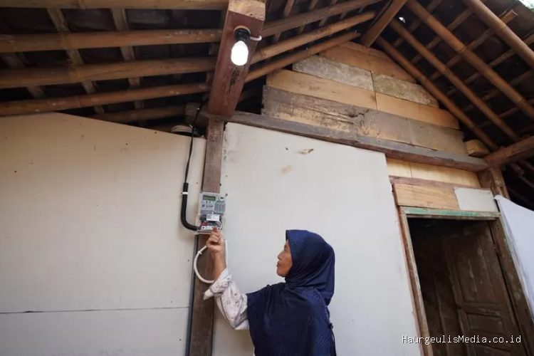 Markamah (58), salah satu warga Desa Hardimulyo, Kecamatan Kaligesing, Kabupaten Purworejo, Jawa Tengah, tampak haru saat menyalakan listrik di rumahnya setelah menerima manfaat Program Listrik Desa (Lisdes) 2025 dan Bantuan Pasang Baru Listrik (BPBL) 2026.