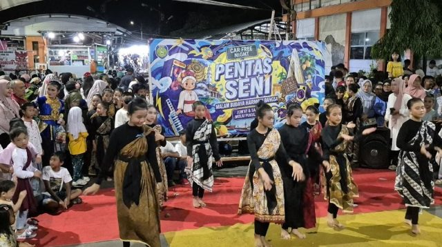 Penampilan Siswa SD Meriahkan Car Free Night Indramayu