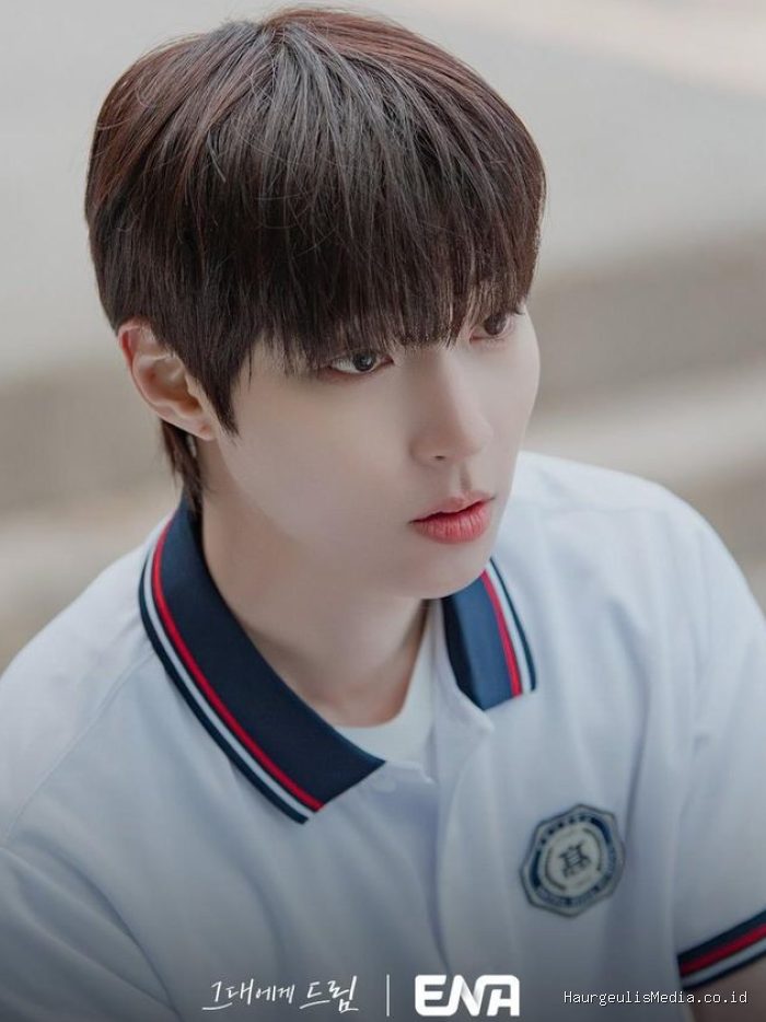 Dalam drama Korea terbaru Dream to You, aktor Hwang In Youp kembali menampilkan pesona awet muda saat memerankan karakter di era SMA