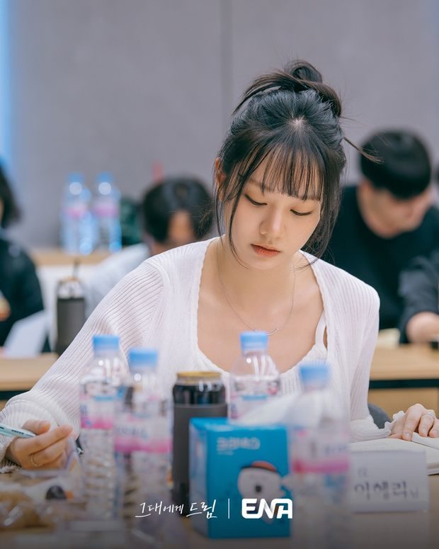 Hyeri memerankan Joo Yi Jae yang bekerja sebagai reporter bersemangat tinggi dalam drama 'Dream to You'.