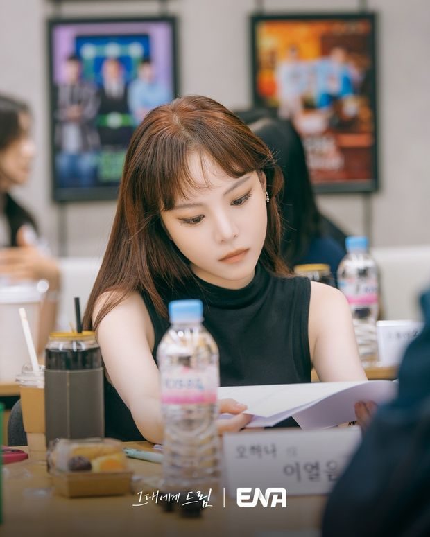 Lee Yul Eum memerankan Oh Ha Na dalam drama 'Dream to You'. Karakternya adalah seorang aktris ternama yang disegani publik.