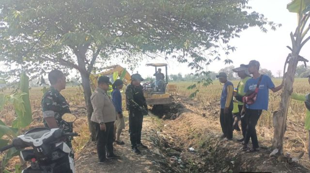 Program Padat Karya: Danposmil Cikedung Pastikan Dana Desa Tepat Sasaran