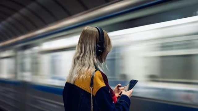 Psikologi di Balik Fenomena Musik “Earworm” yang Menempel di Kepala