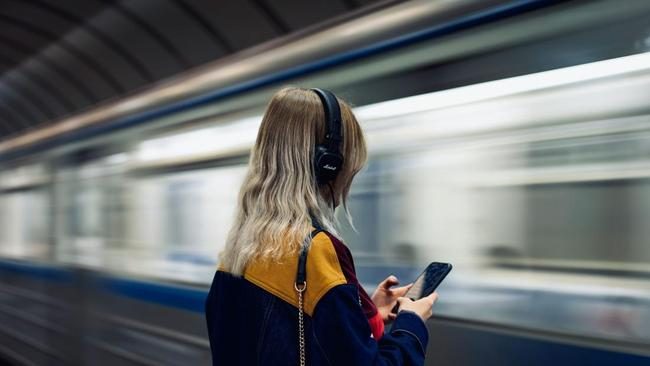 Psikologi di Balik Fenomena Musik “Earworm” yang Menempel di Kepala