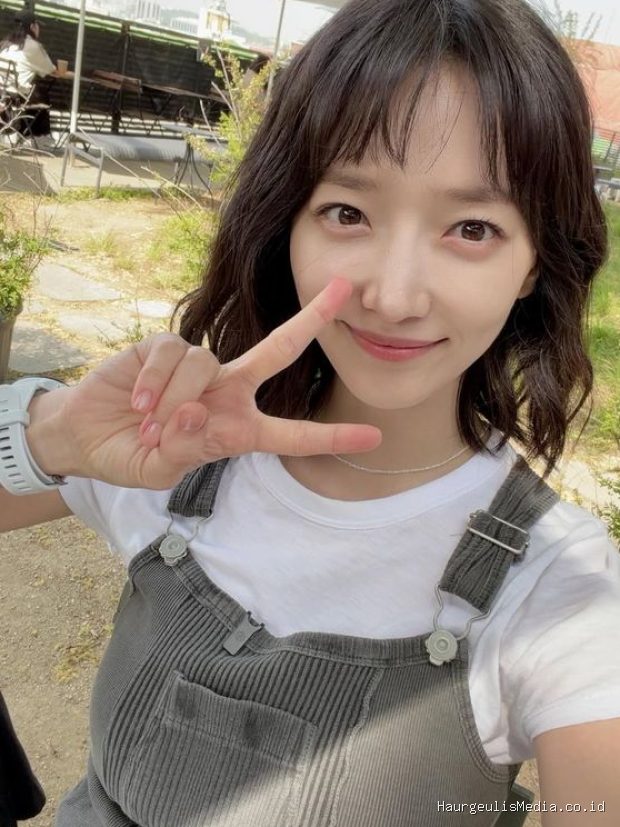 Pyo Ye Jin kembali membawakan peran karismatik dalam drama After the Play Ends. Namun, kali ini sang aktris turut menampilkan sisi manis yang telah lama dinantikan.