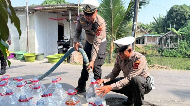 Satlantas Polres Indramayu: Bantuan Air Bersih di 4 Desa untuk Hari Bhayangkara ke-80