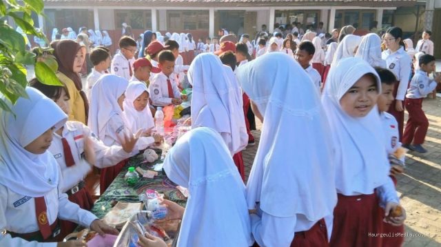SDN 1 Haurgeulis: Bazar Sekolah Ajarkan Siswa Wirausaha Sejak Dini
