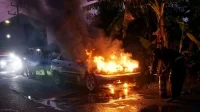 Sedan Terbakar di Jatibarang: Damkar & Warga Padamkan Api Sedan Terbakar di Jatibarang: Damkar & Warga Padamkan Api