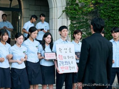 Teach You a Lesson Kim Moo-Yul as Na Hwa-jin in Teach You a Lesson. Cr. Kim Ji-yeon/Netflix © 2026