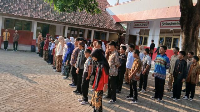Siswa SDN 1 Haurgeulis Khidmat Upacara Hari Lahir Pancasila 2026