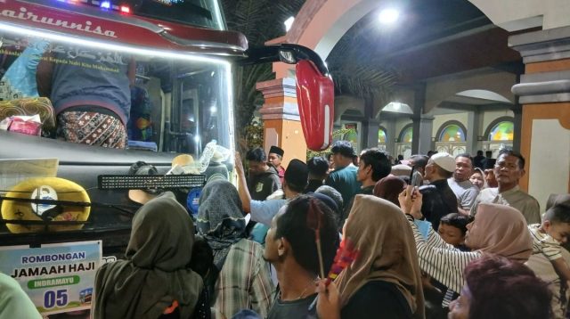 Tangis Haru Sambut Jamaah Haji Haurgeulis: Keluarga Bersujud Syukur