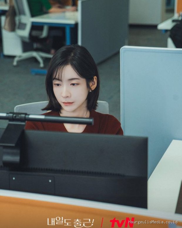 Park Ji Hyun di See You at Work Tomorrow!/ Foto: instagram.com/tvn_drama