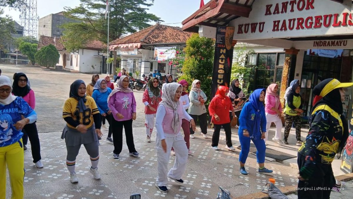 Tim TP PKK Haurgeulis: Senam Jumat Pagi Sehat & Seru!
