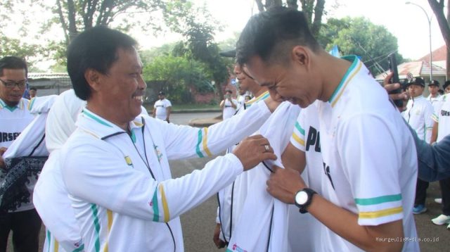Wali Kota Cirebon Lepas Kontingen PORSENITAS XIII & Beri Penghargaan Atlet