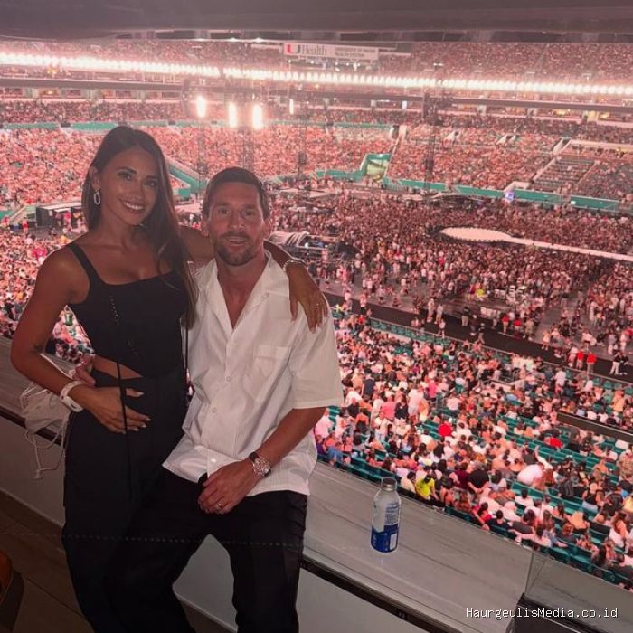 Potret bucin Lionel Messi ke sang istri, Antonela Roccuzzo Potret bucin Lionel Messi ke sang istri, Antonela Roccuzzo