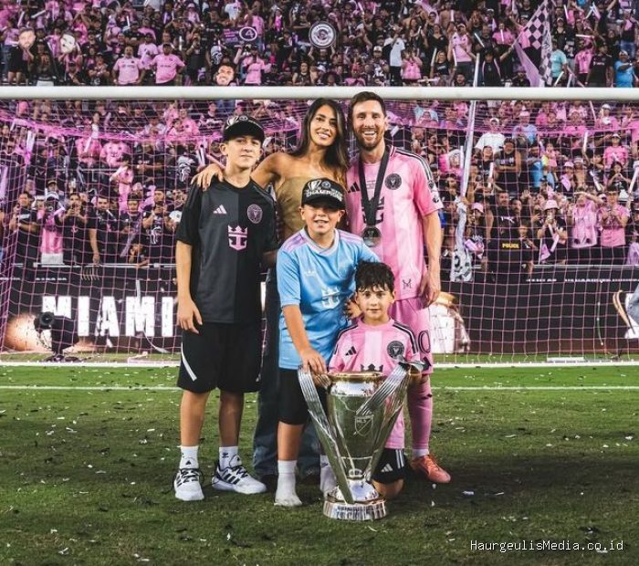 Potret bucin Lionel Messi ke sang istri, Antonela Roccuzzo Potret bucin Lionel Messi ke sang istri, Antonela Roccuzzo