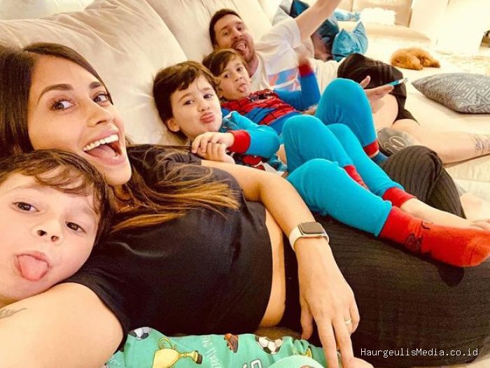 Potret Bucinnya Lionel Messi ke Istri Antonela Potret Bucinnya Lionel Messi ke Istri Antonela