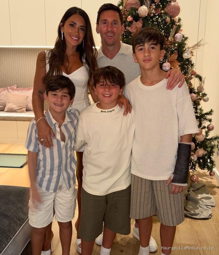 Potret bucin Lionel Messi ke sang istri, Antonela Roccuzzo Potret bucin Lionel Messi ke sang istri, Antonela Roccuzzo