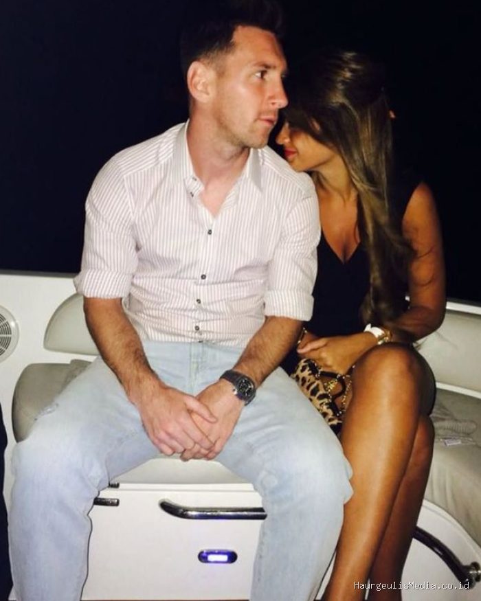 Potret bucin Lionel Messi ke sang istri, Antonela Roccuzzo Potret bucin Lionel Messi ke sang istri, Antonela Roccuzzo