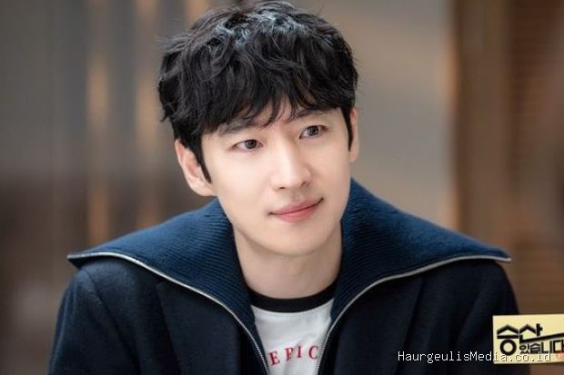 Potret Lee Je Hoon dalam drama 'There is A Chance of Winning'.