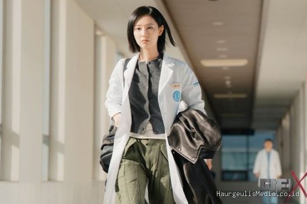 Kim Ji Won memerankan seorang dokter jenius yang bersih dari korupsi dalam drama terbaru 'Doctor X'.