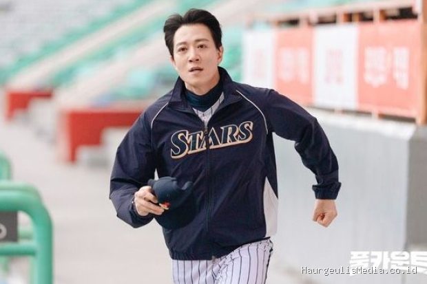 Potret perdana Kim Rae Won dalam potret adegan drama terbaru SBS untuk tahun 2027 yang bertajuk 'Full Count'.