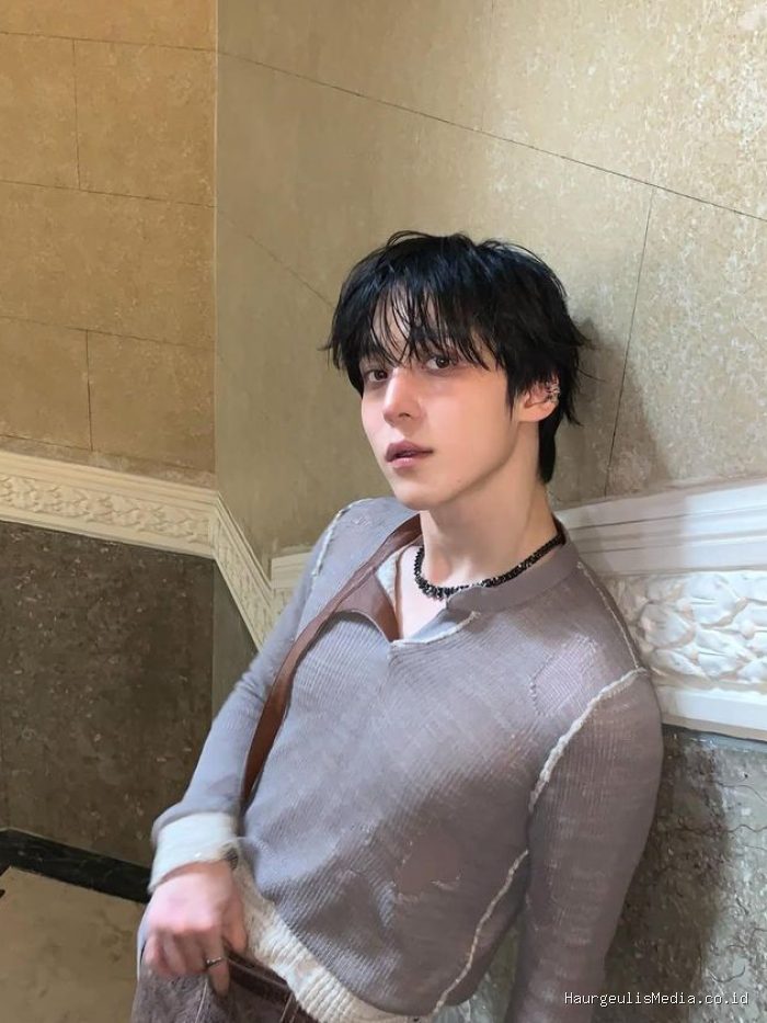 Yunho ATEEZ saat menghadiri Diesel Fashion Show di Milan Fashion Week