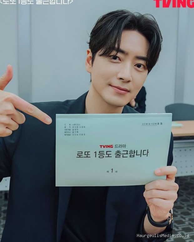 Lee Jun Hyuk saat pembacaan naskah drama The Ordinary Jackpot/ Foto: TVING