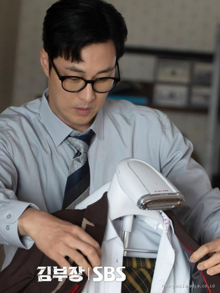 So Ji Sub as Manager Kim di drama Agent Kim Reactivated/foto: instagram.com/sbsdrama.official