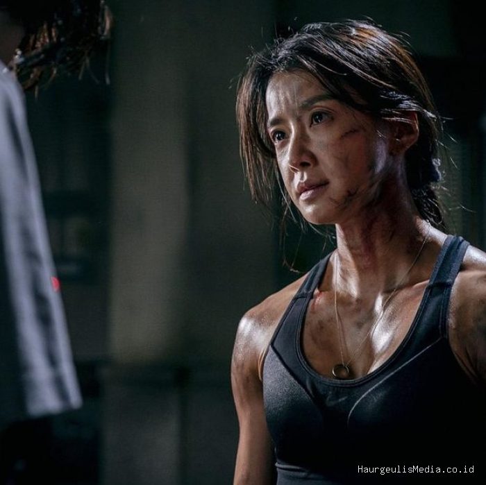 Seo Yi Kyung merupakan mantan petugas pemadam kebakaran yang tinggal di sebuah apartemen yang kemudian dikuasai oleh monster-monster tak dikenal. Meski begitu, ia tak kenal takut dan rela mempertaruhkan nyawanya demi menyelamatkan orang-orang di sekitarnya.