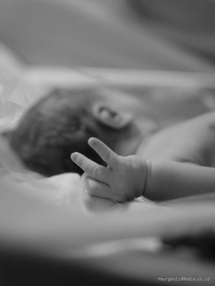potret bahagia Shenina Cinnamon dan Angga Yunanda yang baru dikaruniai anak pertama