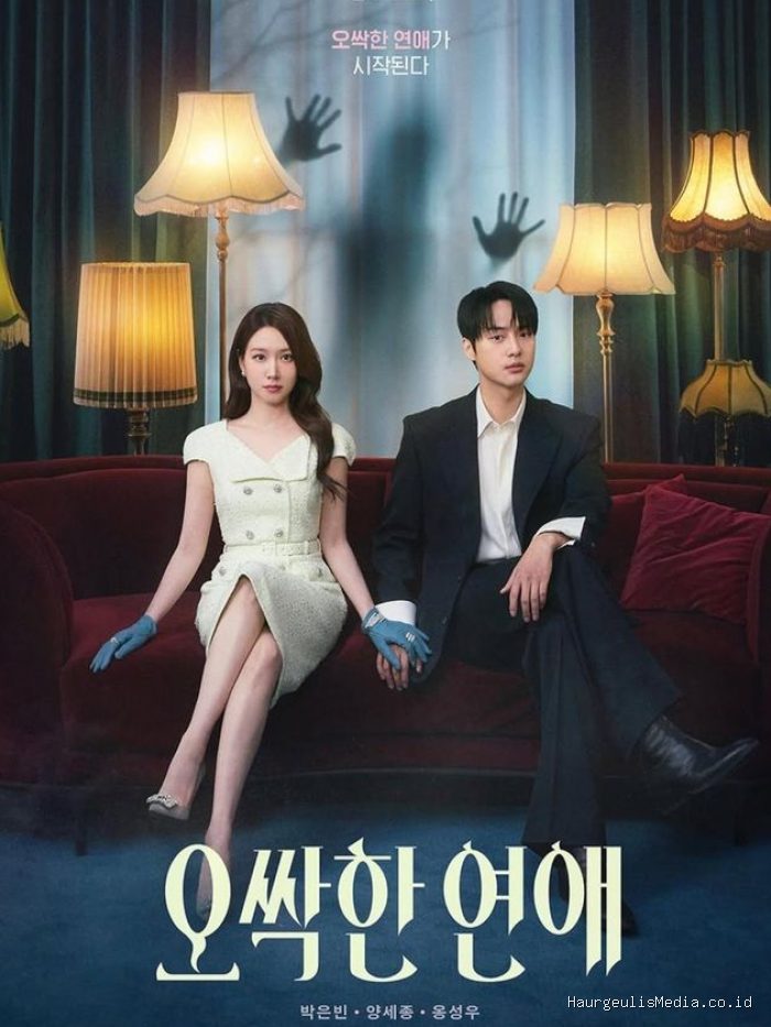Park Eun Bin dan Yang Se Jeong berpegangan tangan di tengah suasana mencengkam dalam poster drama 'Spooky in Love'.