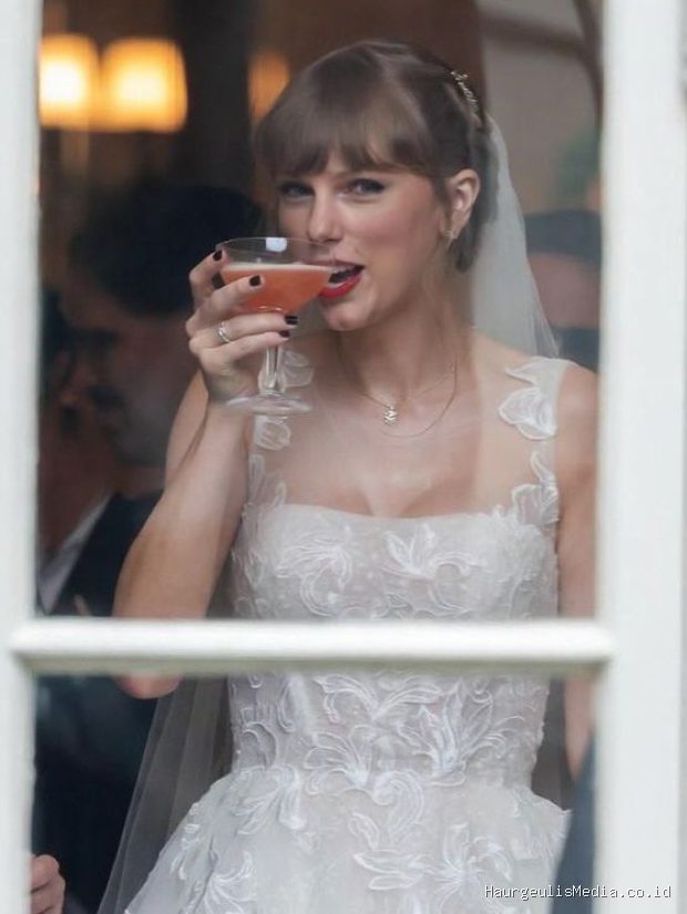 Busana dalam pernikahan Taylor Swift menjadi sorotan karena dirancang khusus oleh Christian Dior Haute Couture, lengkap dengan sepatu Christian Louboutin dan perhiasan Cartier.