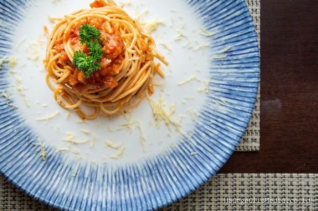 Menu pernikahan Taylor Swift menyajikan beragam hidangan premium dari berbagai negara, mulai dari sushi hingga filet mignon, lengkap dengan meja dessert yang mewah.