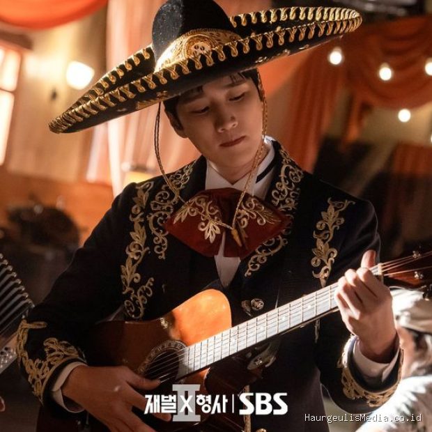 Potret Ahn Bo Hyun dalam drama 'Flex X Cop 2' berpenampilan mewah dalam balutan dan budaya khas Meksiko.