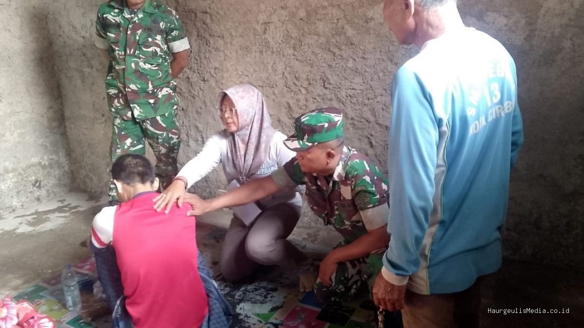Babinsa Koramil Krangkeng Dampingi Penanganan 2 ODGJ di Desa Srengseng