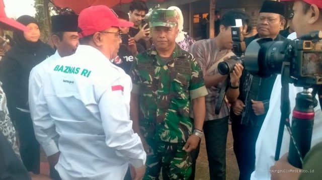 Baznas RI & TNI Terangi Cikawung: 102 Warga Desa Dapat Sembako