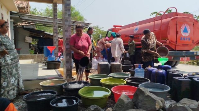 BPBD Indramayu Salurkan 41 Ribu Liter Air Bersih ke Desa Tanjakan