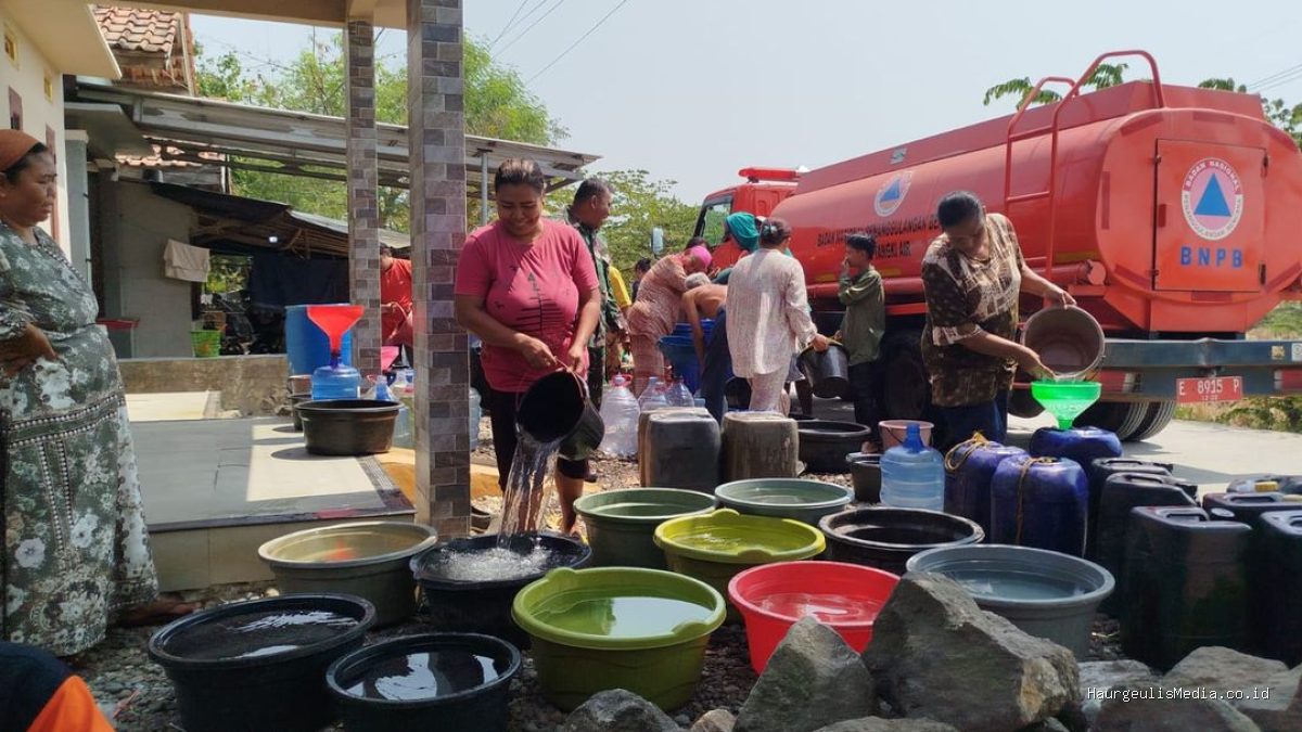 BPBD Indramayu Salurkan 41 Ribu Liter Air Bersih ke Desa Tanjakan