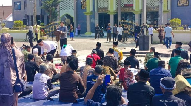 Bupati Indramayu Pimpin Salat Istisqa di Anjatan, Ajak Masyarakat Berdoa Memohon Turunnya Hujan