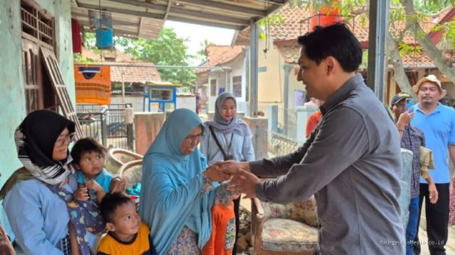 Bupati Lucky Hakim Salurkan Bantuan untuk Korban Kebakaran Gantar dan Anjatan Indramayu