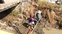 Damkar Indramayu Atasi Saluran Irigasi Tersumbat demi Petani Damkar Indramayu Atasi Saluran Irigasi Tersumbat demi Petani