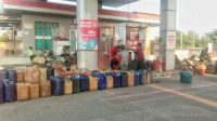 Diduga Pengaruh Harga Pertamax Mahal, Ratusan Jerigen Antre di Jalur Pertalite SPBU 3445229 Indramayu Diduga Pengaruh Harga Pertamax Mahal, Ratusan Jerigen Antre di Jalur Pertalite SPBU 3445229 Indramayu