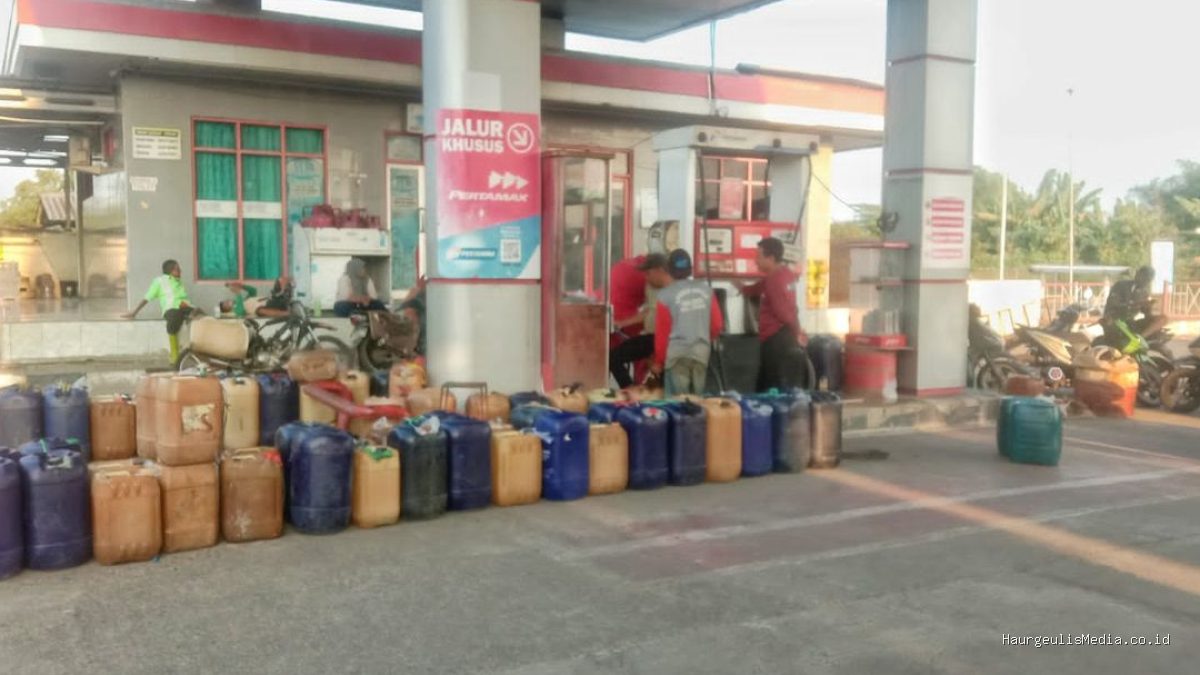 Diduga Pengaruh Harga Pertamax Mahal, Ratusan Jerigen Antre di Jalur ...