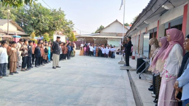 Hari Anak Nasional ke-42, UPTD SDN 2 Haurgeulis Gelar Upacara