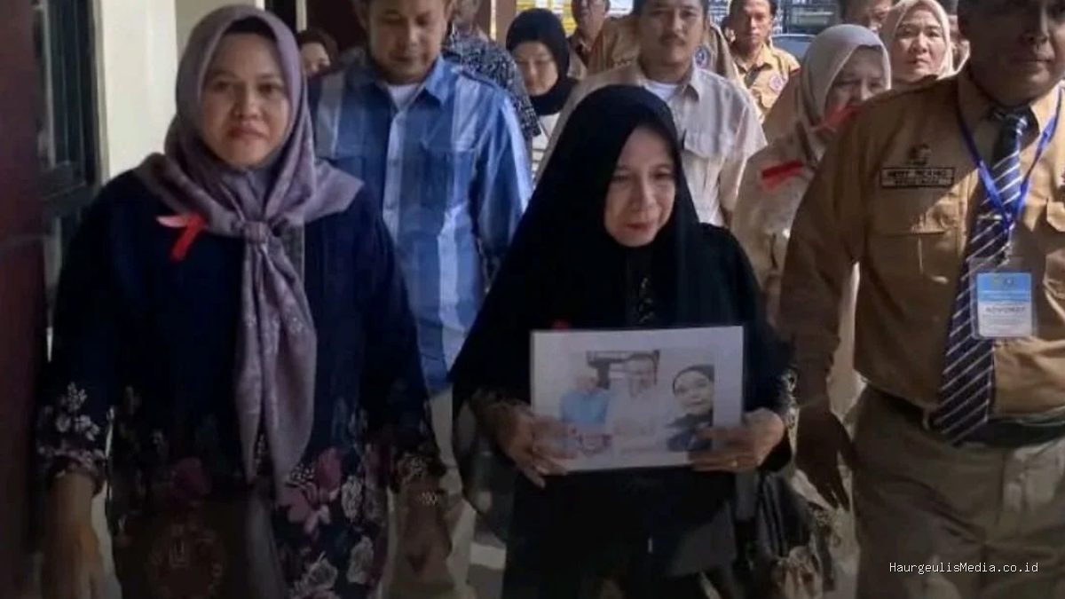 Hening PN Indramayu: Keluarga Korban Bawa Foto 5 Nyawa, Menanti Vonis Mati