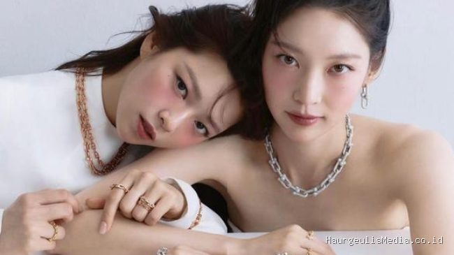 Intip Gaya Kakak Beradik Jungyeon TWICE dan Gong Seung Yeon untuk Harper’s BAZAAR