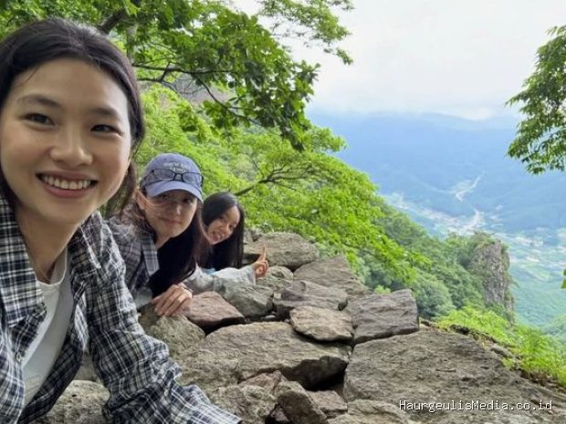 Potret kedekatan pertemanan Hyeri, Jung Ho Yeon, dan Jisoo dalam perjalanan menjelajah alam untuk memandang keindahan pemandangan.